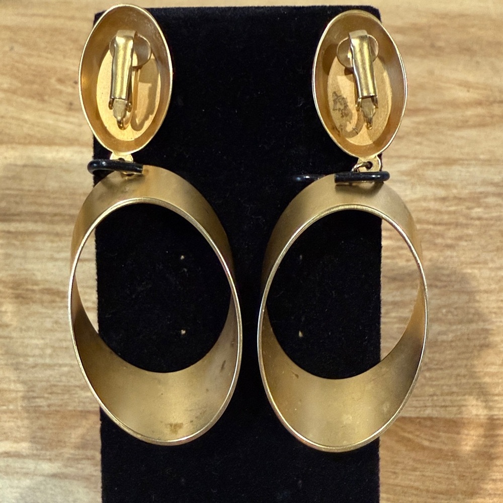 Vintage Gold Tone Oval Drop Clip On Earrings - Picture 7 of 7